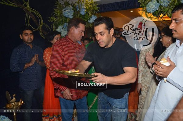 Salman Khan Offers Prayer to Ganesh at Home