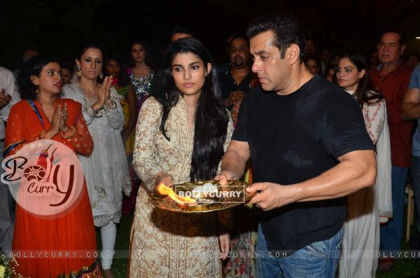 Salman Khan and Alizeh Agnihotri Does Last Ganesh Aarti Before Ganpati Visarjan