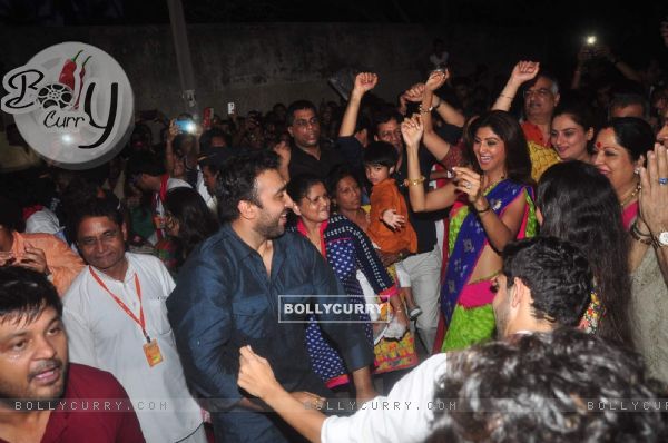 Raj Kundra and Shilpa Shetty Dances During Ganpati Visarjan!