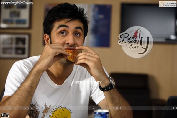 Ranbir Kapoor eating Pizza (37860)