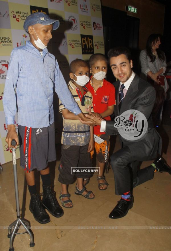 Imran Khan poses with Kids at the Special Screening of Katti Batti for NGO Kids (378638)