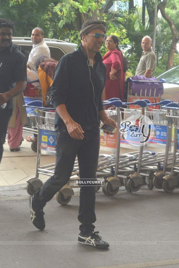 Akshay Kumar snapped at Airport