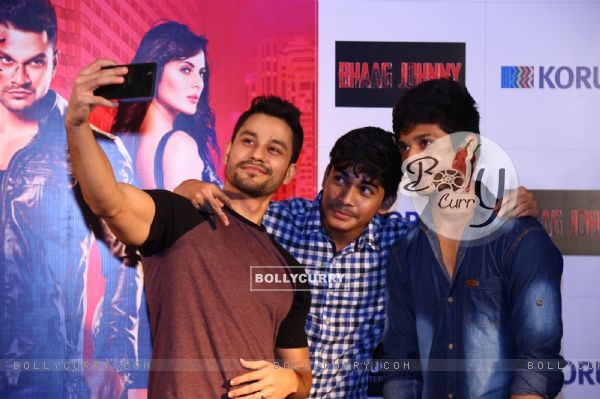 Kunal Khemu Takes a Picture With Fans During Promotions of Bhaag Johnny in Korum Mall
