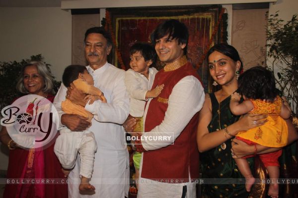 Vivek Oberoi's Family Picture Before Ganesh Visarjan