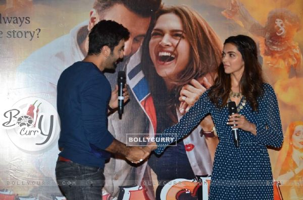 Ranbir Kapoor Holds Deepika Padukone's Hand at Trailer Launch of Tamasha (378906)