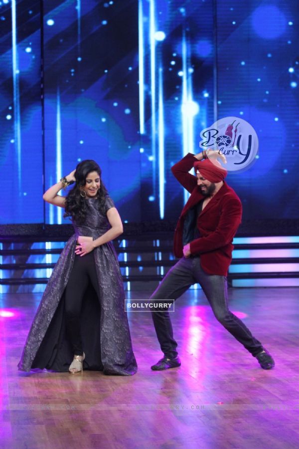 Akshay Kumar Shakes a Leg With Gaiti During Promotions of Singh is Bliing on DID Season 5 (379075)