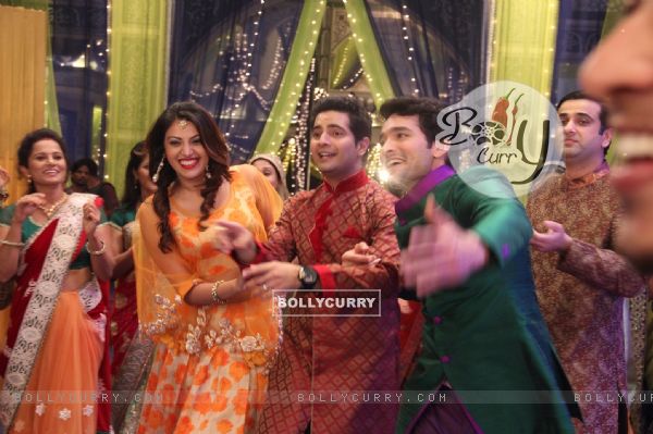 Diganth and Anushka Dances During Promotions of Wedding Pullav on Yeh Rishta Kya Kehlata Hai (379217)