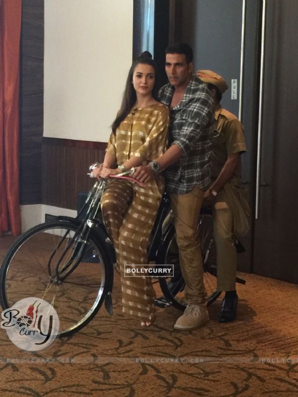 Akshay Kumar and Amy Jackson Rides Bicycle During Promotions of Singh is Bling (379357)
