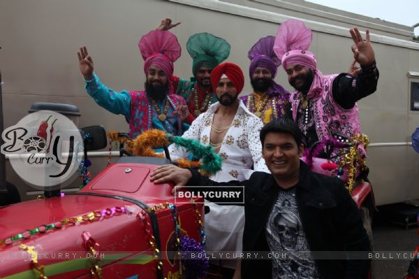 Akshay Kumar's Punajbi Entry for Promotions of Singh is Bling on Comedy Nights With Kapil (379359)