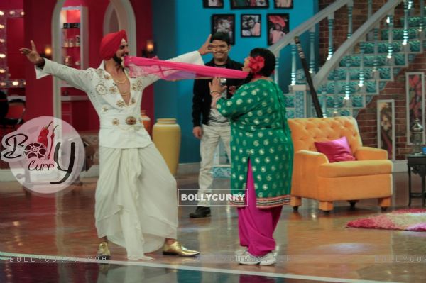 Akshay Kumar Promotes Singh is Bling on Comedy Nights With Kapil (379368)