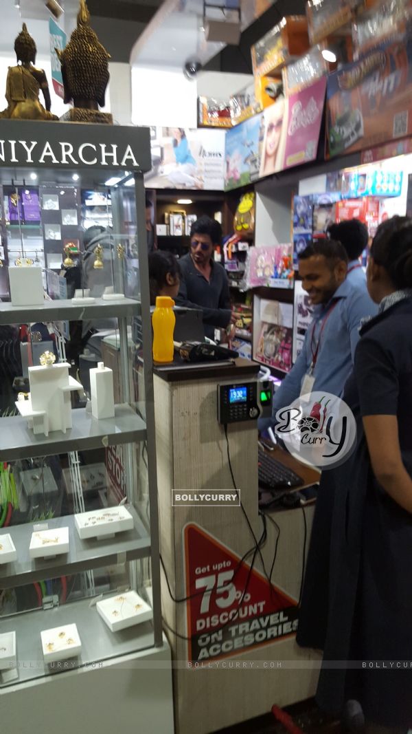 Shah Rukh Khan Shops for AbRam at Airport