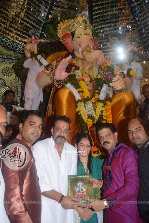 Sanjay Dutt and Manyata Visits Lalbaugcha Raja