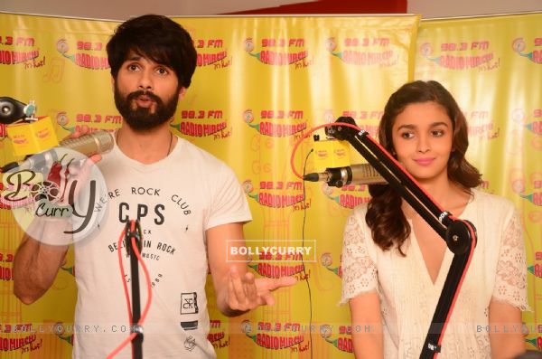 Alia and Shahid Go Live for Promotions of Shaandaar at Radio Mirchi