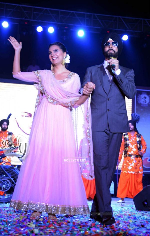 Akshay Kumar and Lara Dutta were snapped at the Promotions of Singh is Bling in Delhi (379624)