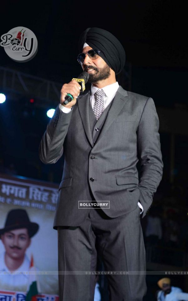 Akshay Kumar interacting with the audience at the Promotions of Singh is Bling in Delhi