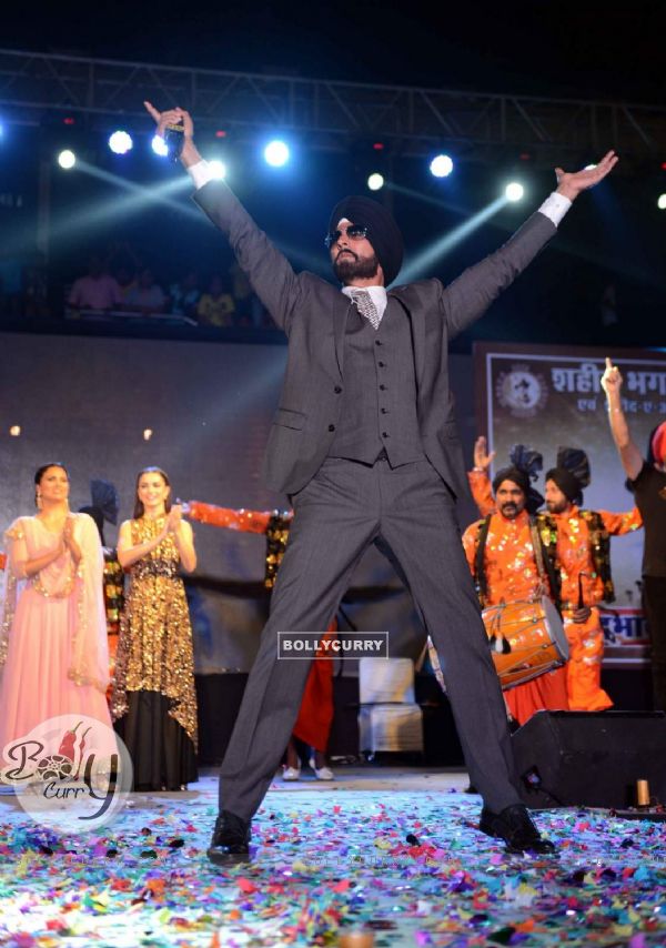 Akshay Kumar performs at the Promotions of Singh is Bling in Delhi