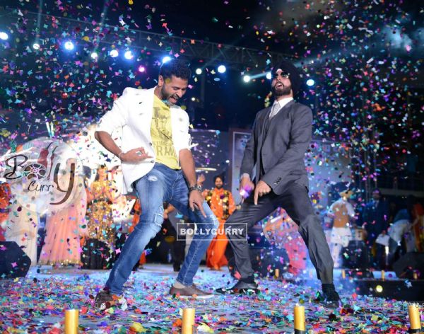 Akshay Kumar and Prabhu Dheva shake a leg at the Promotions of Singh is Bling in Delhi (379630)