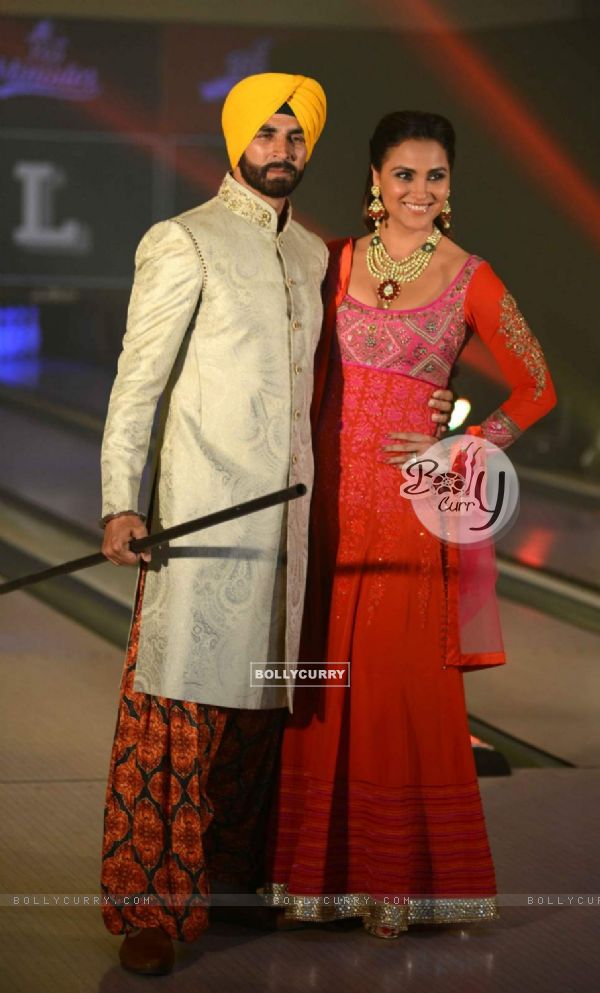 Akshay Kumar and Lara Dutta at the Bling Fashion Show (379790)