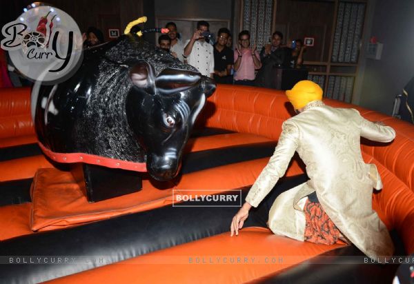Akshay Kumar tries his hand at bull ride at the Bling Fashion Show (379801)
