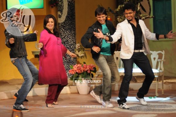 Farah Khan dancing with Sreesanth, Ritesh Deshmukh and Vivek Oberoi