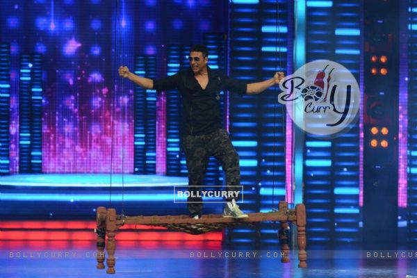 Akshay Kumar's Big Entry for Promotions of Singh is Bling on Dance Plus (380053)