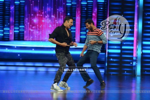 Akshay Kumar and Prabhu Deva Shakes a Leg During Promotions of Singh is Bling on Dance Plus