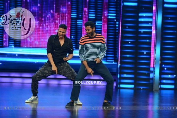Akhsay Kumar Shakes a Leg with Prabhu Deva During Promotions of Singh is Bling on Dance Plus (380067)