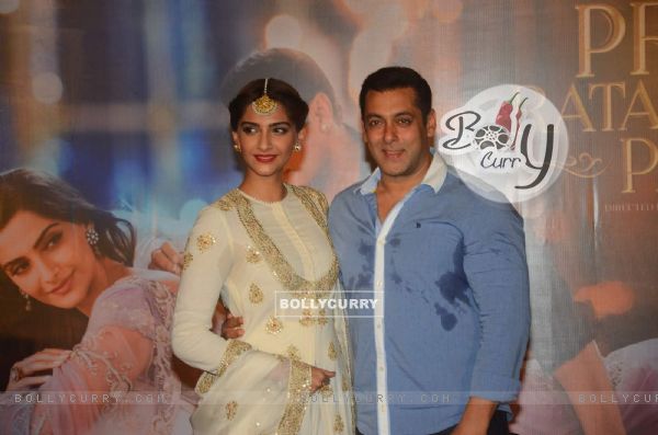 Salman Khan and Sonam Kapoor at the Trailer Launch of Prem Ratan Dhan Payo (380140)