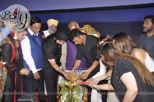 Akshay Kumar lights the lamp at the Special Screening of Singh is Bling (380153)
