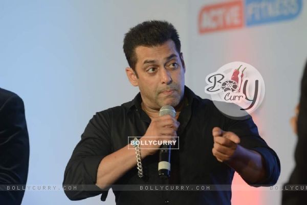 Salman Khan snapped interacting at the Launch of Sunil Shetty's Fitness Channel