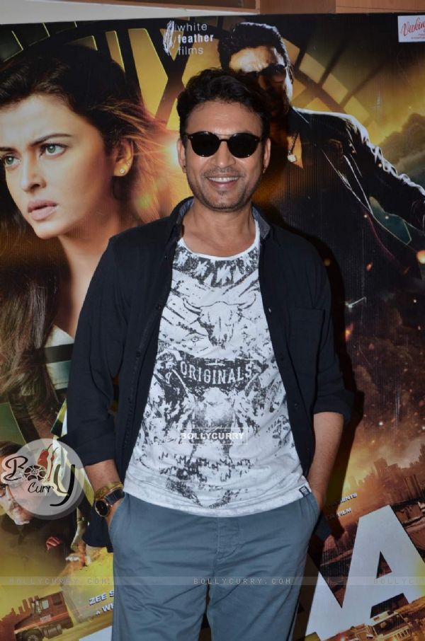 Irrfan Khan smiles for the camera at the Promotions of Jazbaa (380313)