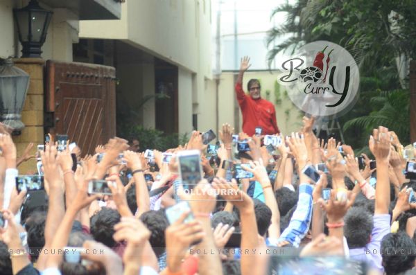 Amitabh Bachchan Meets His Fans Outside Jalsa