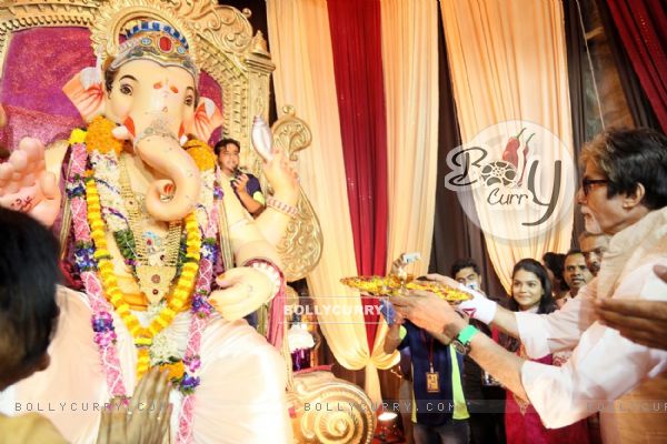 Amitabh Bachchan Visits 160 Years Old Mankeshwar Mandir