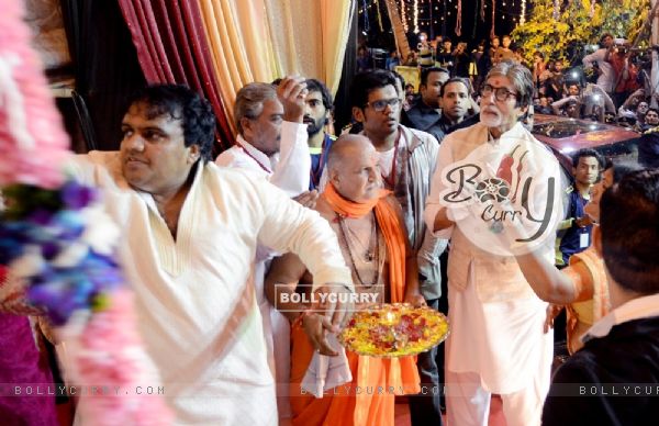 Amitabh Bachchan Visits 160 Years Old Mankeshwar Mandir