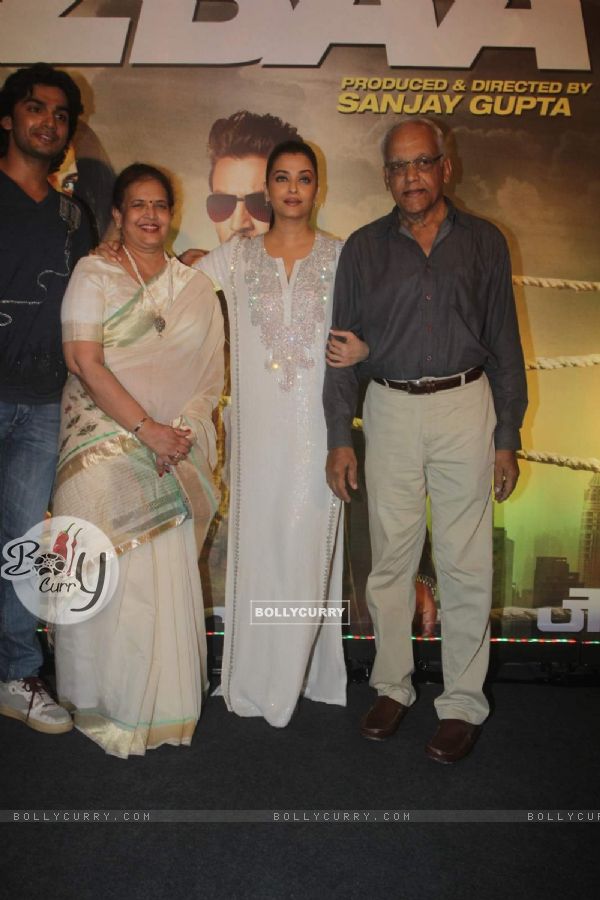 Aishwarya Rai Bachchan with Family at Premiere of Jazbaa
