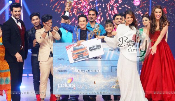 Faisal Khan and Vaishanvi Winning Moment With Contestants and Judges