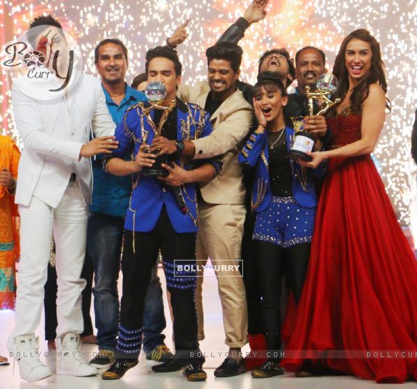 Faisal Khan Winning Moment With Contestants and Judges