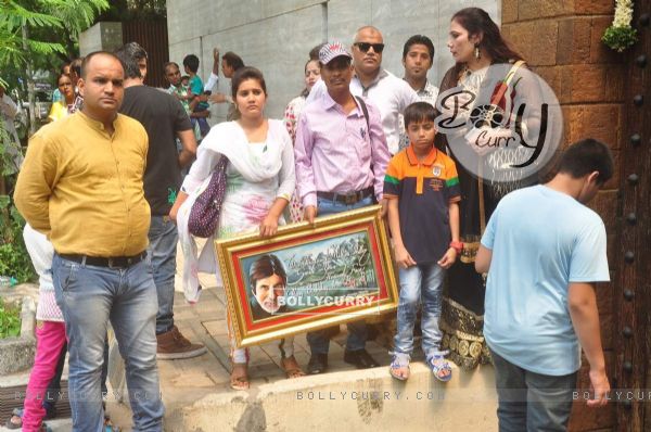 Fans Came to Meet Amitabh Bachchan on His Birthday