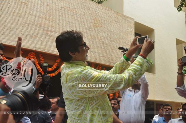 Amitabh Bachchan Takes a Selfie With Media on His Birthday