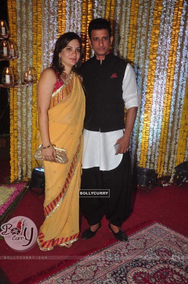 Sharman Joshi With Wife at 'Mata Ki Chowki' Hosted By Ronit Roy on His Birthday