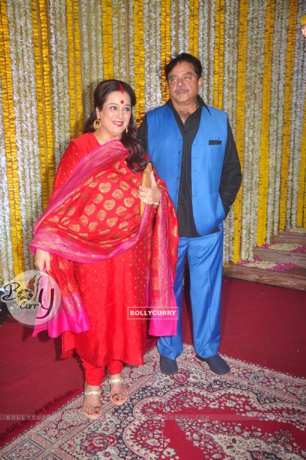 Shatrughan Sinha With Wife at 'Mata Ki Chowki' Hosted By Ronit Roy on His Birthday