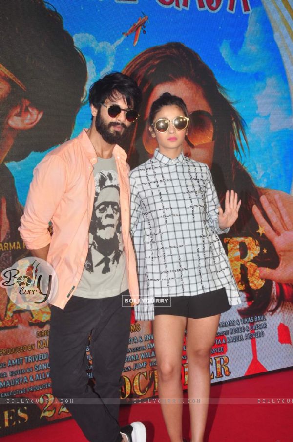 Shahid Kapoor and Alia Bhatt pose for the media at the Song Launch of Shaandaar (381076)
