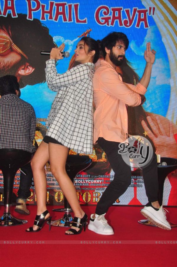 Shahid Kapoor and Alia Bhatt pose for the media at the Song Launch of Shaandaar (381081)