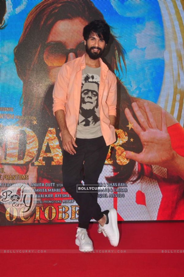 Shahid Kapoor poses for the media at the Song Launch of Shaandaar (381084)
