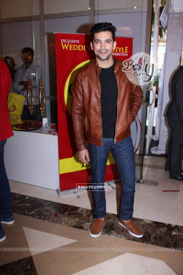 Diganth poses for the media at Glitter 2015 Event (381439)