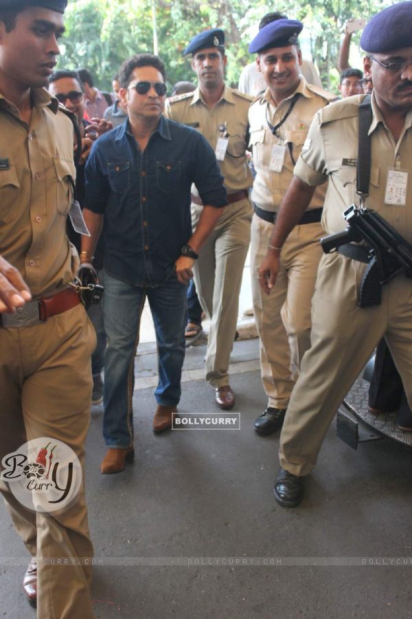 Master Blaster Sachin Tendulkar Snapped at Airport