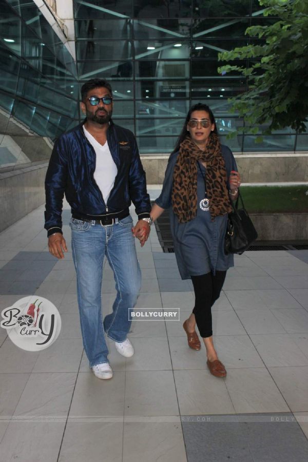 Suniel and Mana Shetty Snapped at Airport