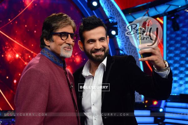 Amitabh Bachchan Taes a Selfie With Irfan Pathan on Aaj Ki Raat Hai Zindagi Show