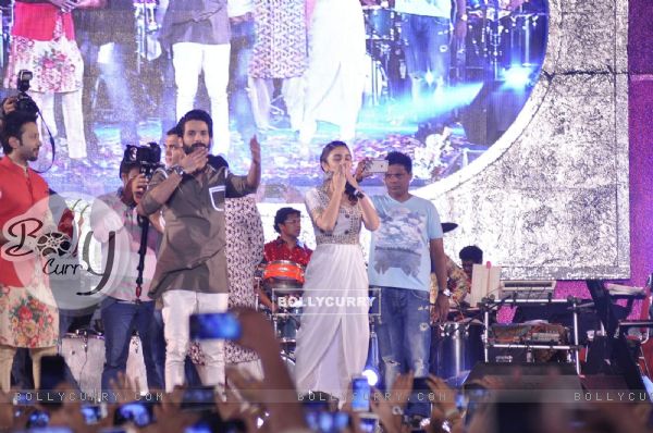 Shahid Kapoor and Alia Bhatt for Promotions of Shaandaar at Falguni Pathak's Navratri Concert (381857)