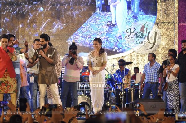 Alia Bhatt and Shahid Kapoor for Promotions of Shaandaar at Falguni Pathak's Navratri Concert (381859)